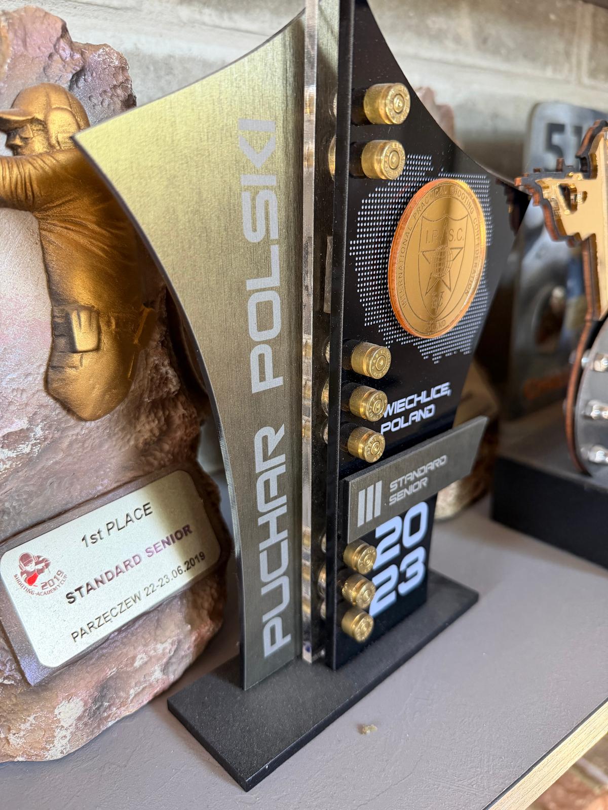 Statuetka Pucharu Polski IPSC 2023 — trofeum zawodów strzelectwa dynamicznego w sklepie Proce i Pestki.